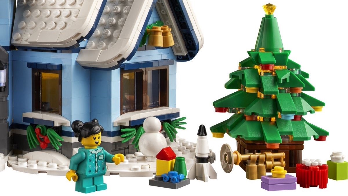 LEGO 10293 Santa’s Visit includes a Christmas tree with a difference