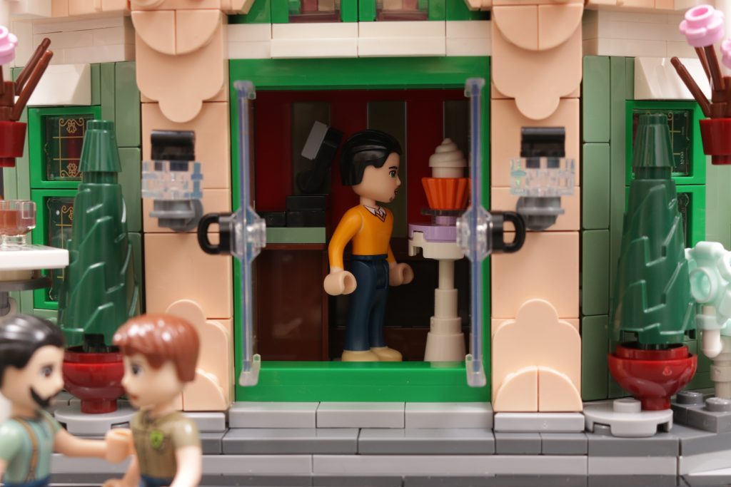 LEGO Icons 10362 French Cafe with Mini dolls 9 1024x683