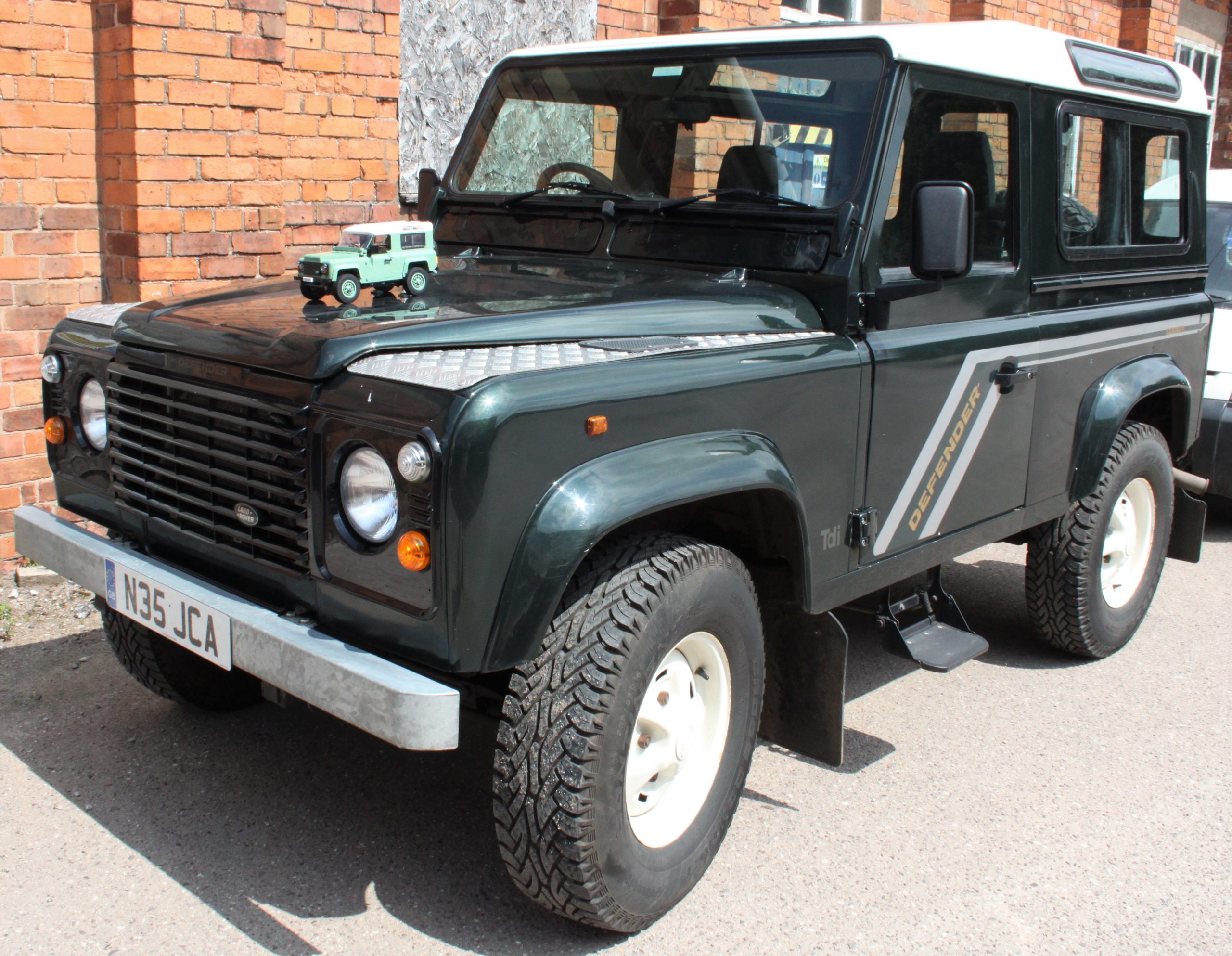 LEGO ICONS 10317 LAND ROVER CLASSIC DEFENDER 90 review outside 27 scaled