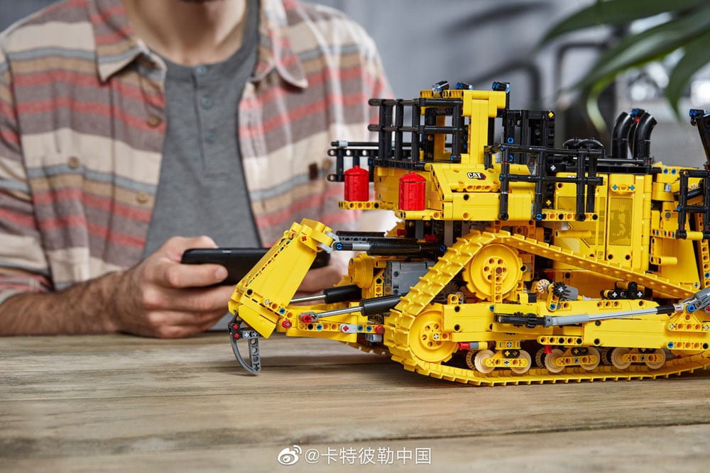 LEGO Technic 42131 CAT D11T Bulldozer 5