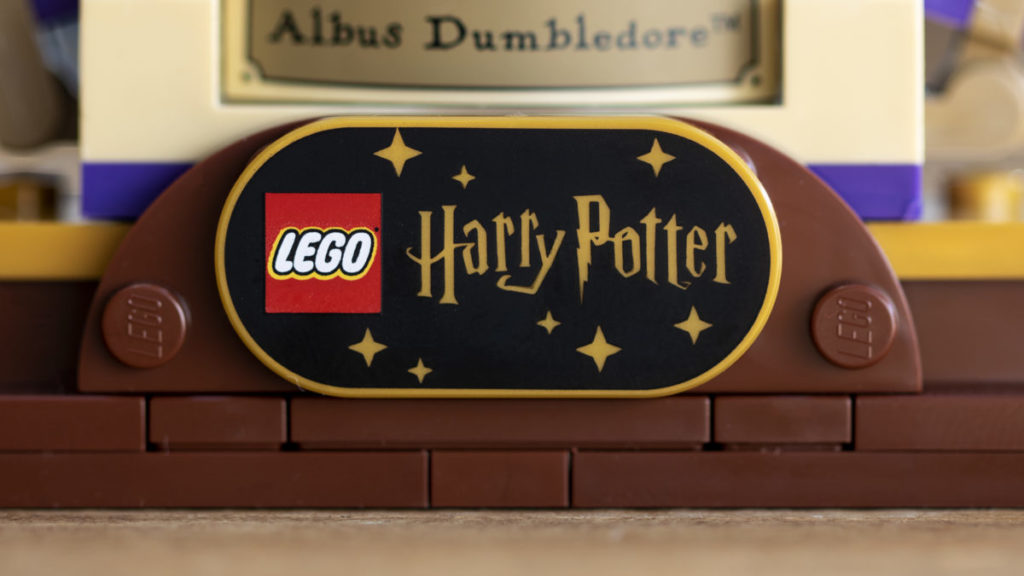 LEGO Harry Potter 76391 Hogwarts Icons Collectors Edition minifigure display 4 1024x576