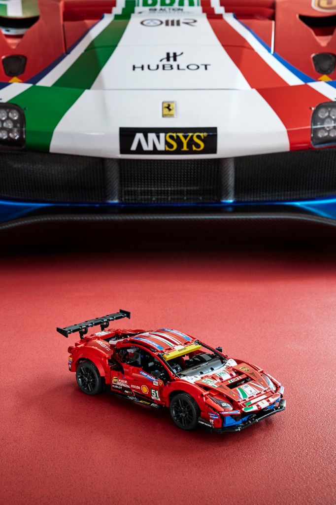 LEGO Technic 42125 Ferrari 488 GTE AF CORSE 51 11