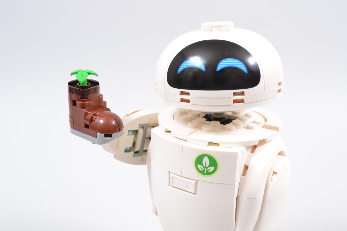 LEGO Disney 43279 WALL E and EVE 18 1200x800