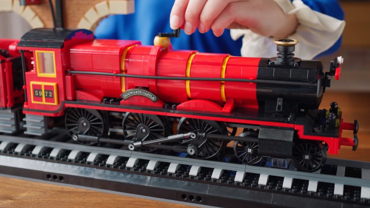 LEGO Harry Potter 76405 Hogwarts Express Collectors' Edition officially revealed