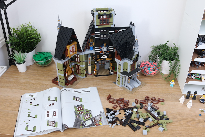 LEGO Fairground Collection 10273 Haunted House review 21