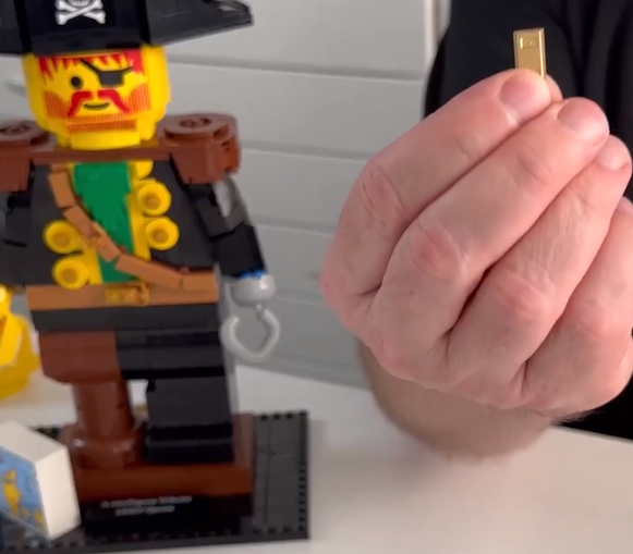 LEGO 40504 A minifigure tribute base secret