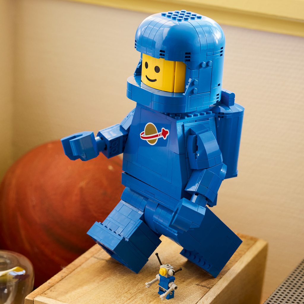 LEGO 40921 Up Scaled Blue Astronaut Minifigure 8 1024x1024
