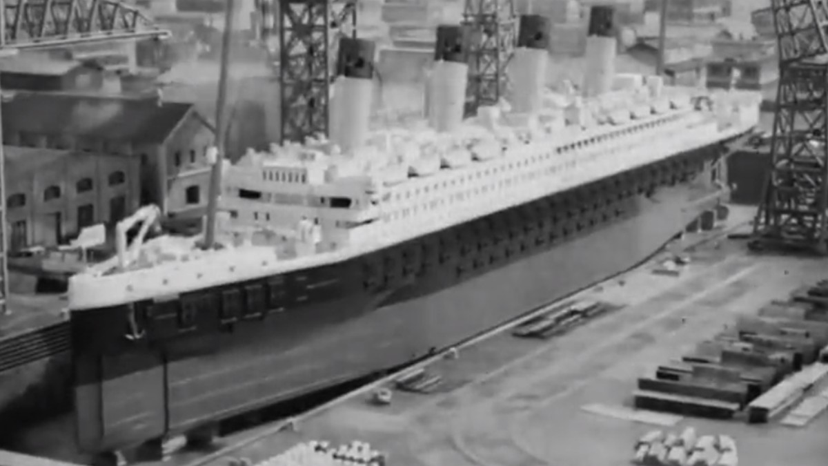 Watch 10294 Titanic be assembled in shipyard in LEGO animation