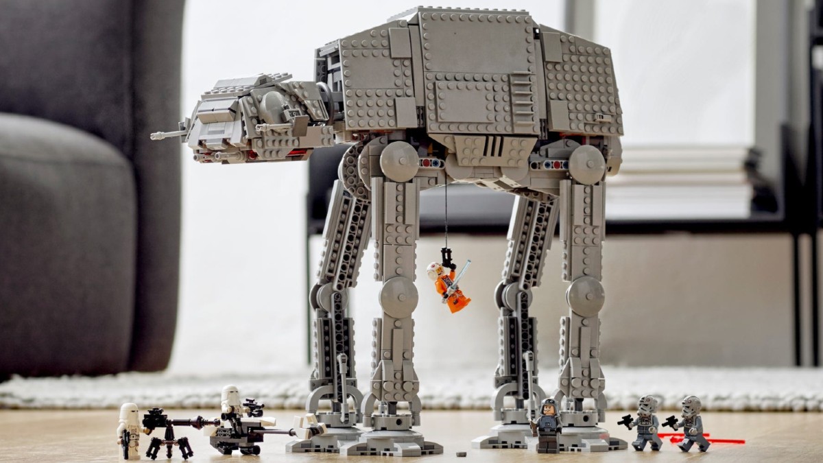 Possible rumoured LEGO Star Wars UCS 75313 AT-AT reveal date