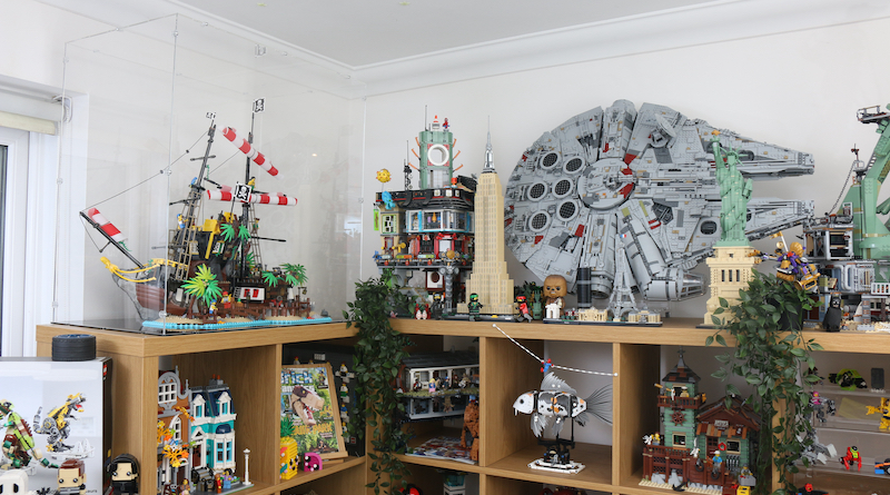 21322 Pirates of Barracuda Bay LEGO display case review