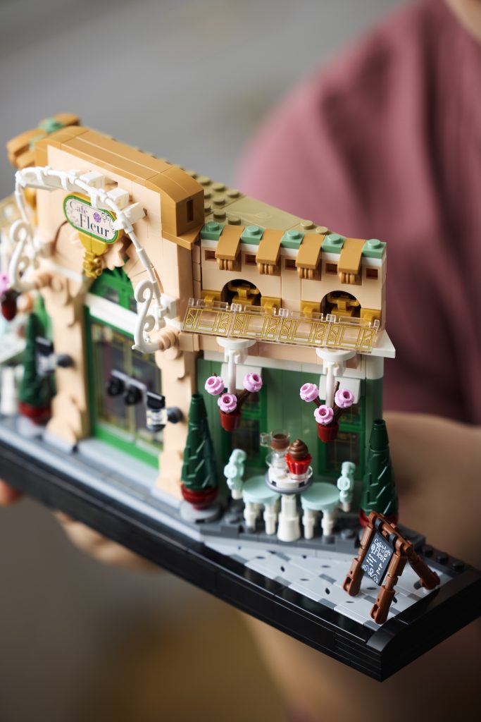 LEGO Icons 10362 French Cafe 8 683x1024