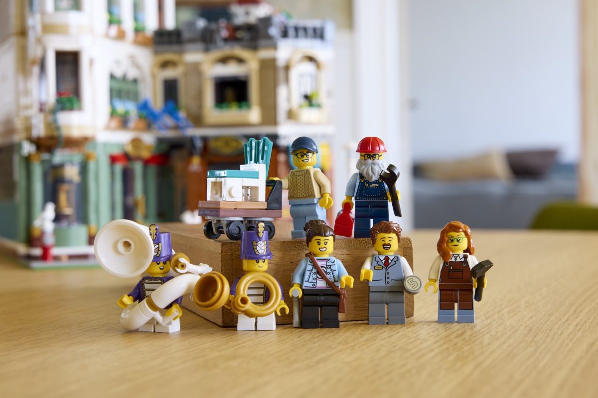 LEGO Icons modular building 11371 Shopping Street 20 1200x800