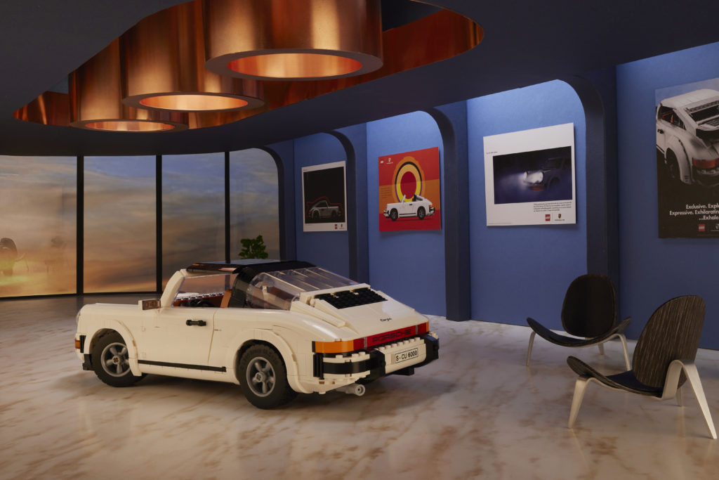LEGO 10295 Porsche 911 showroom 10