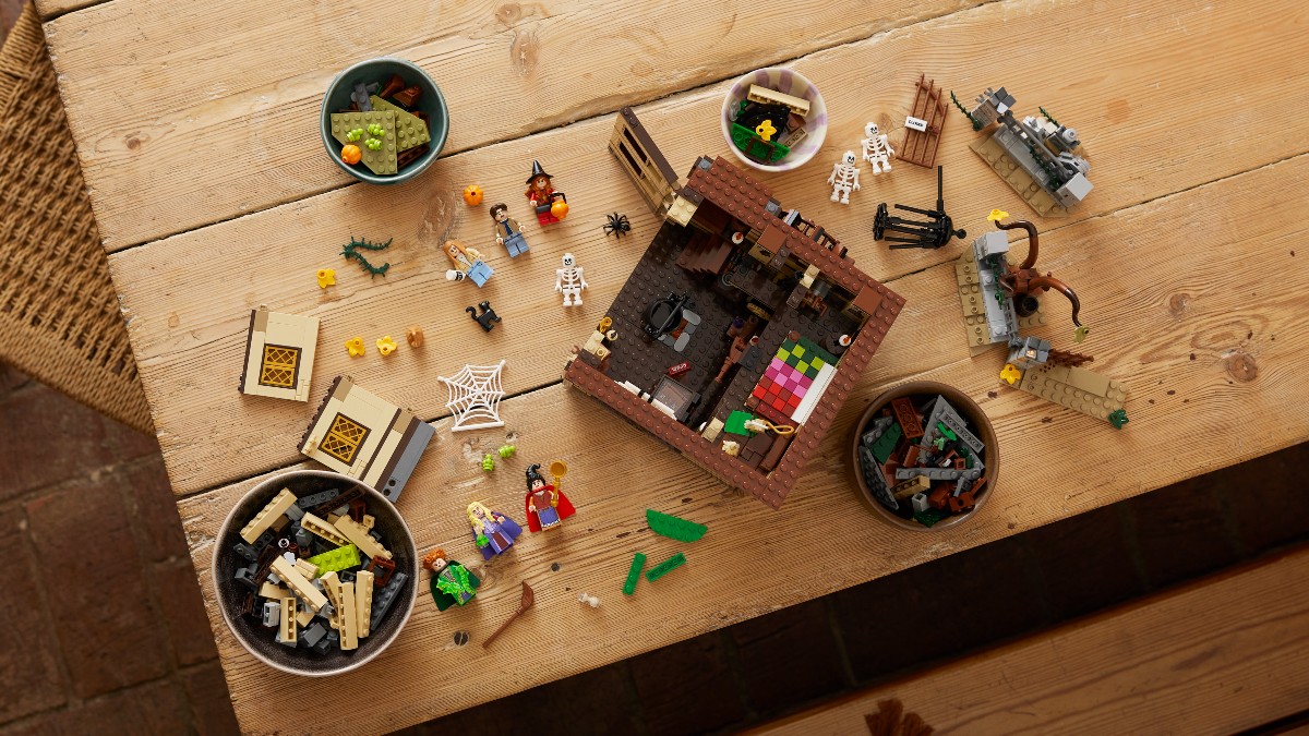 Six things in LEGO 21341 Disney Hocus Pocus: The Sanderson Sisters’ Cottage taken directly from the film
