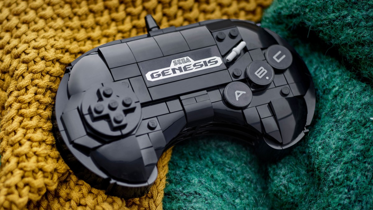 See how LEGO SEGA Genesis Controller GWP compares to the real thing