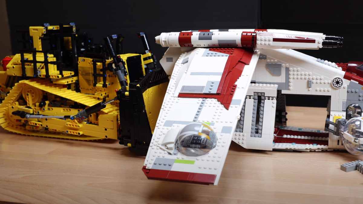 First look at LEGO Technic 42131 CAT D11T Bulldozer