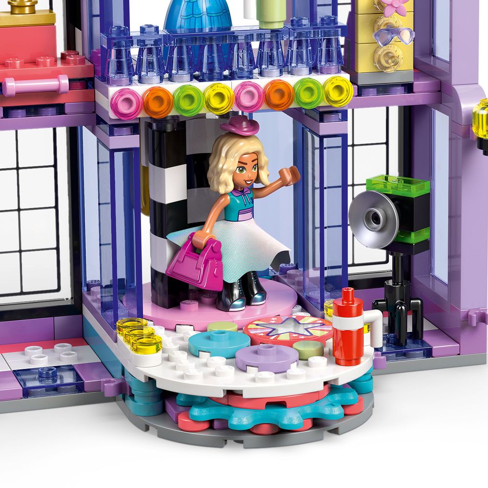LEGO Friends 42685 Heartlake City Fashion Show 11