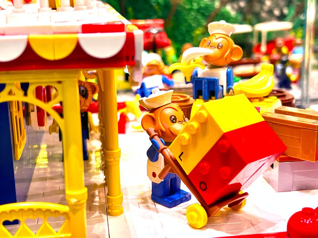 LEGO Maid of Fabuland monkey sailor 1024x768