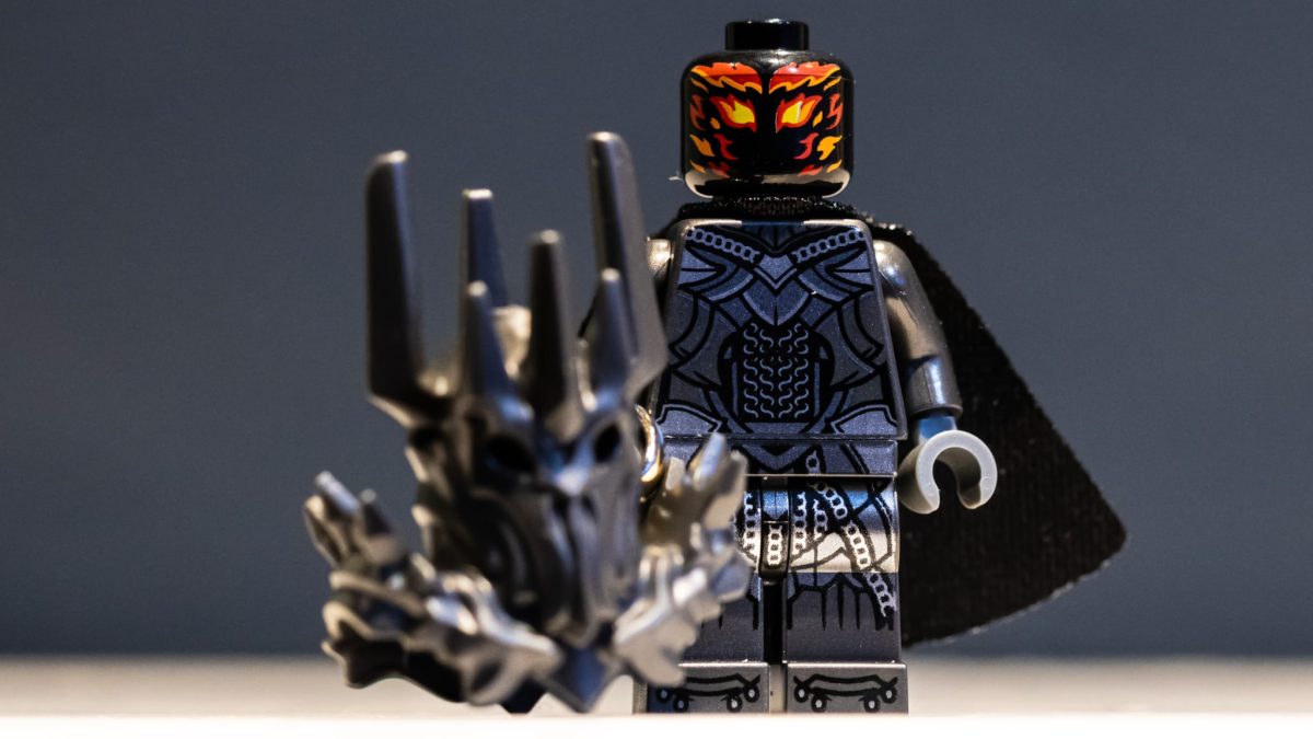 LEGO Icons 11373 The Lord of the Rings Saurons Helmet review minifigure head 1 1200x675