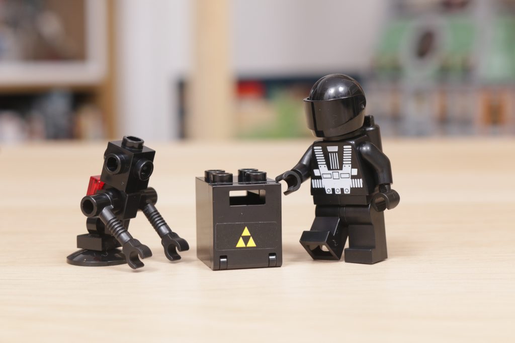 LEGO Space 40580 Blacktron Cruiser gift with purchase review 17 1024x683