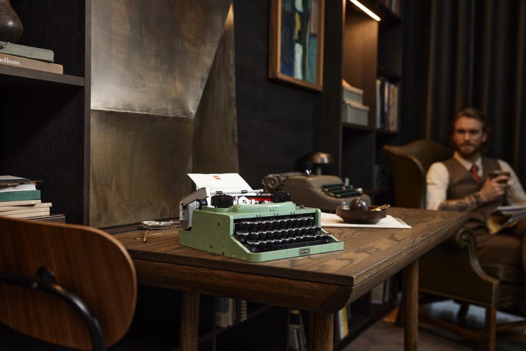 LEGO Ideas 21327 Typewriter lifestyle 18
