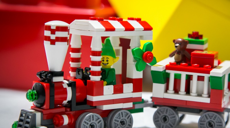 Brick Pic of the Day: Emerald Elf Express