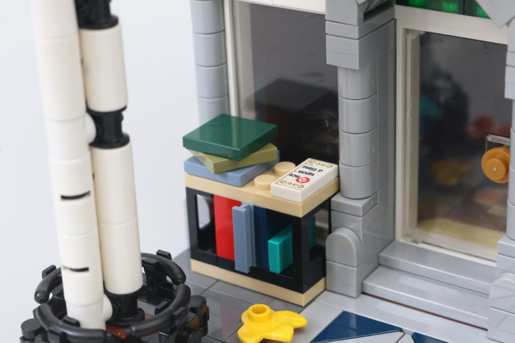 LEGO Creator Expert 10270 Bookshop review 30