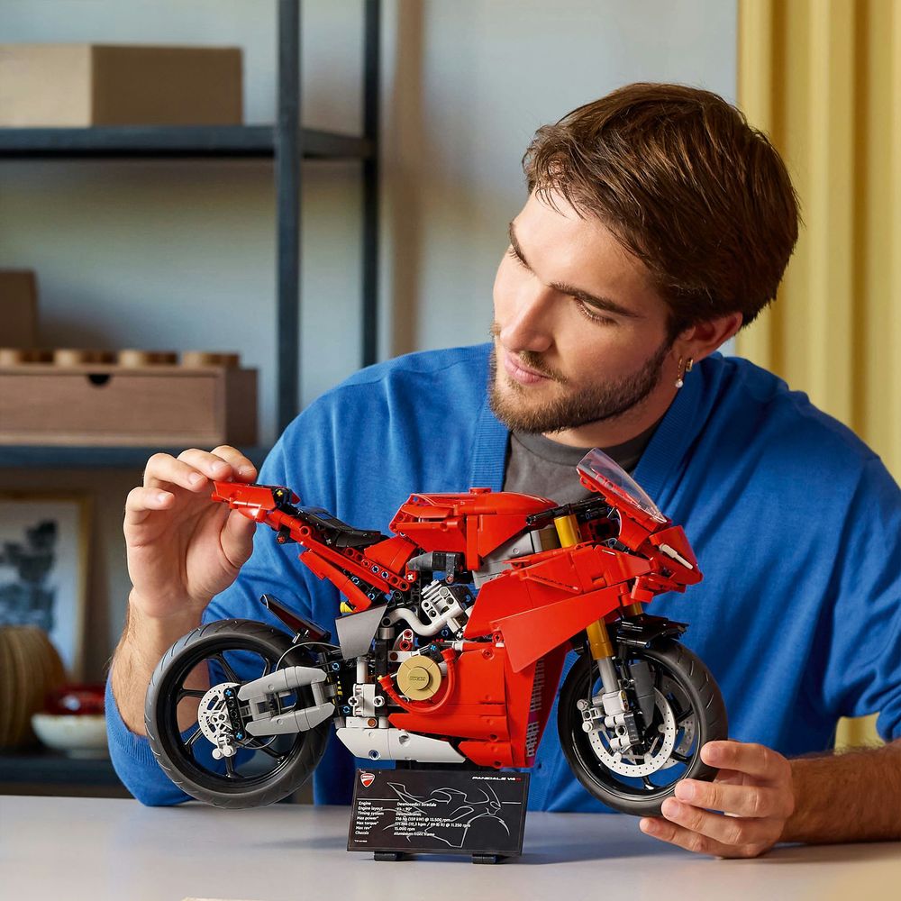 LEGO Technic 42202 Ducati Panigale V4 S 3