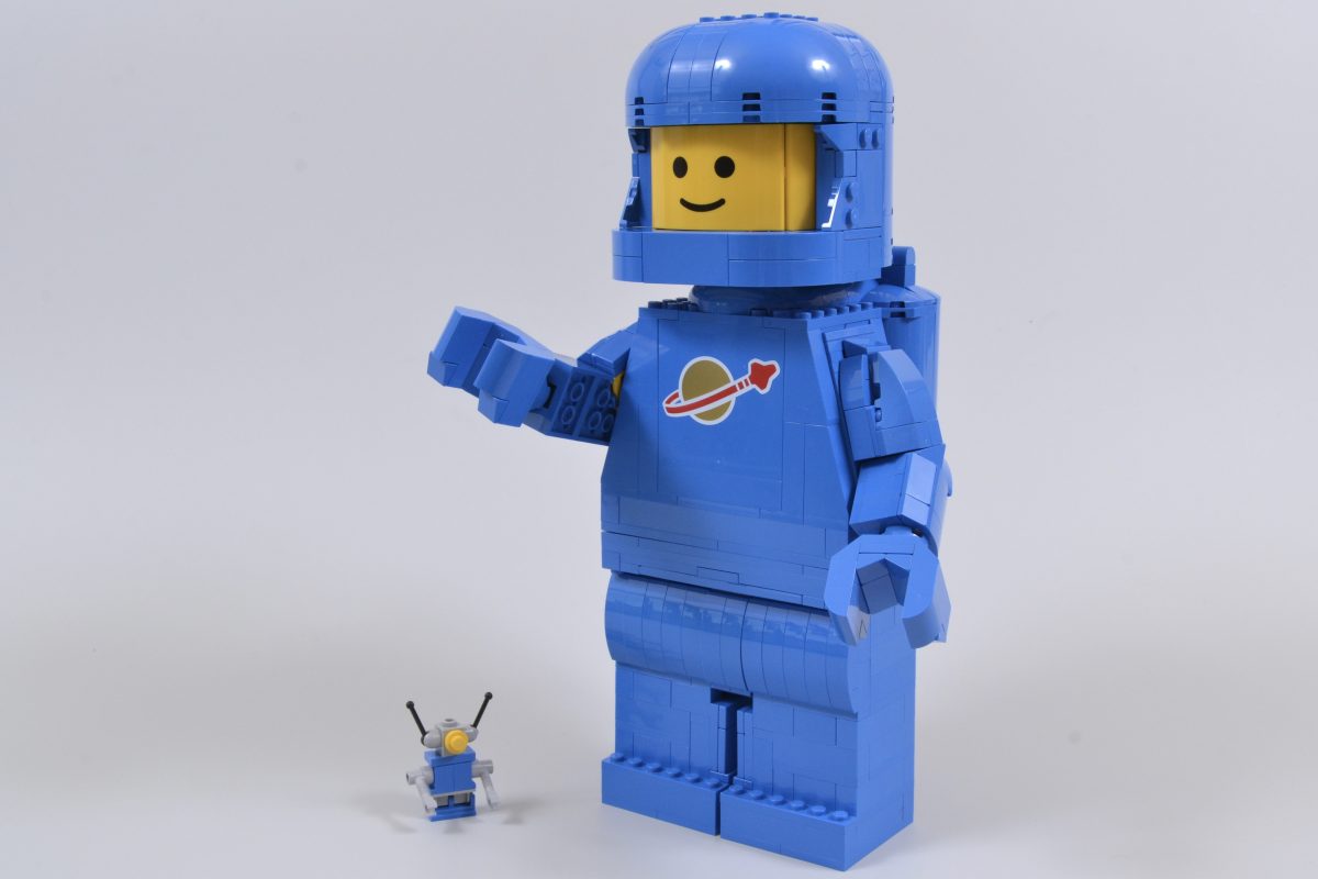LEGO 40921 Up Scaled Blue Astronaut Minifigure 17 1200x800