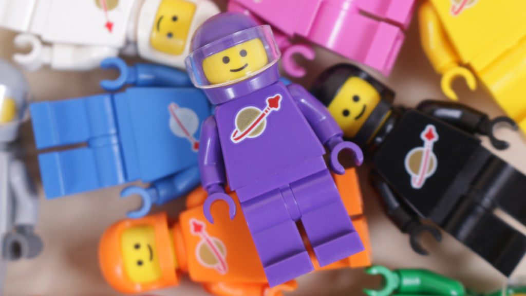 LEGO 71032 Purple Classic Space Minifigure Collectible Minifigures Series 22 title 1024x576