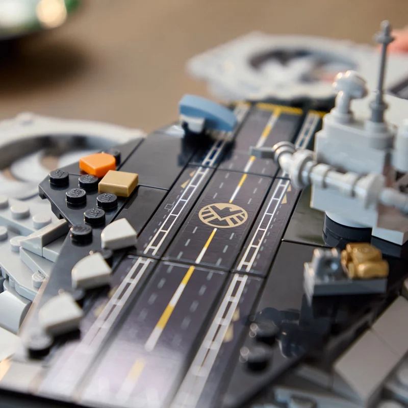 LEGO Marvel 76295 The Avengers Helicarrier 8