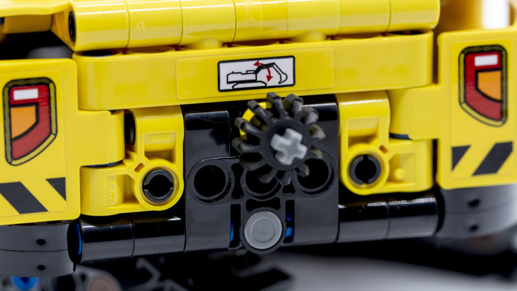 LEGO Technic 42121 Heavy Duty Excavator 5