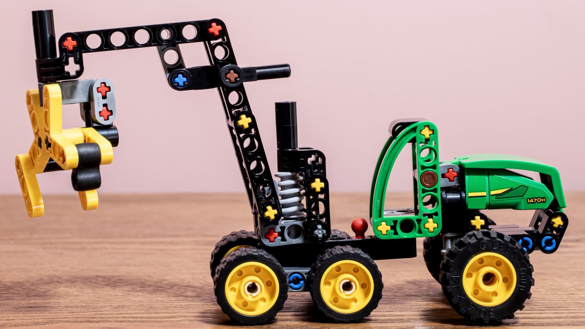 LEGO Technic 42218 John Deere 1470H Wheeled Harvester 1 1200x675