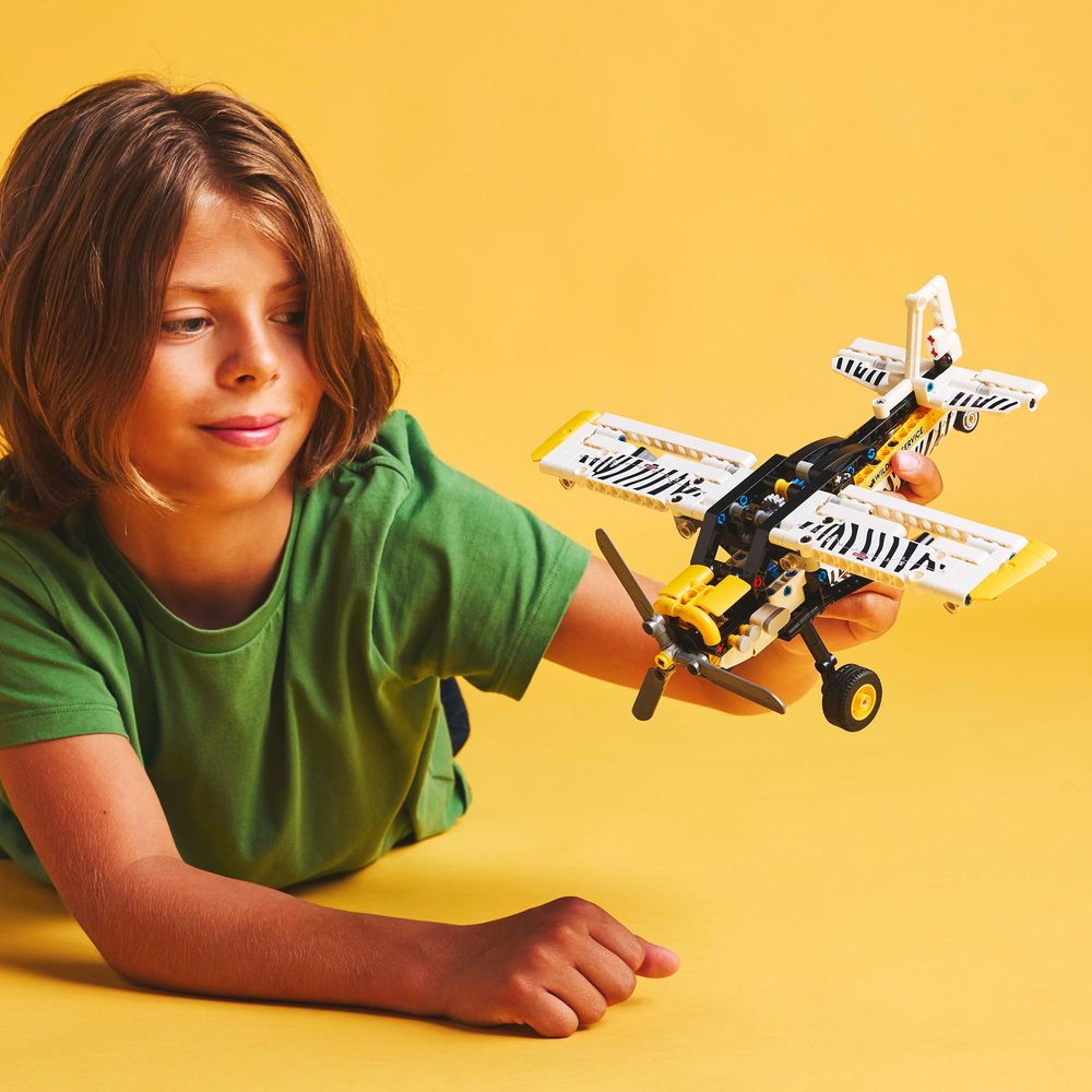 LEGO Technic 42198 Bush Plane 7