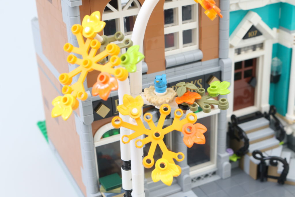 LEGO Creator Expert 10270 Bookshop review 27