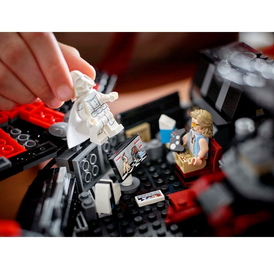 LEGO Star Wars 75389 The Dark Falcon 14