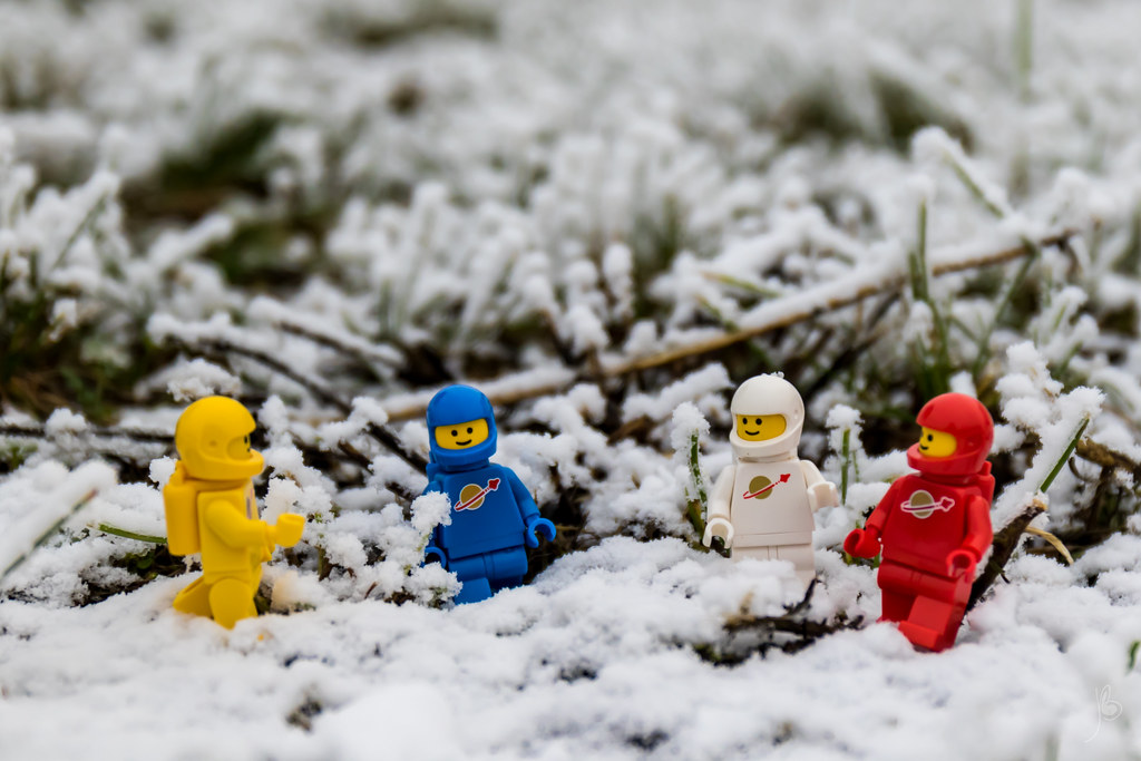 Brick Pic of the Day: Spacemen in the snow