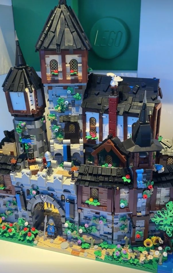 LEGO House Ideas display model 3