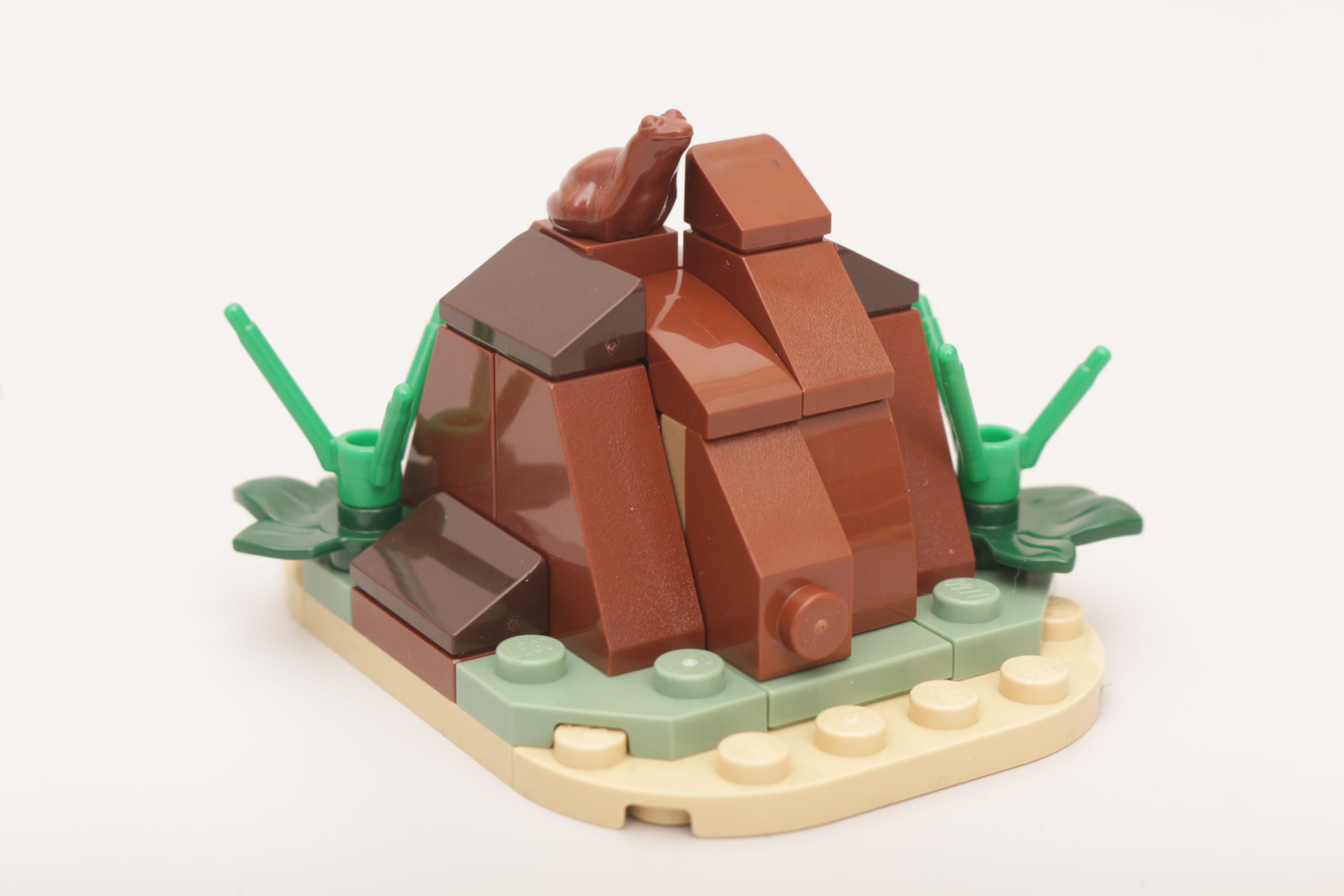LEGO Jurassic Park 76959 Triceratops Research frog scaled