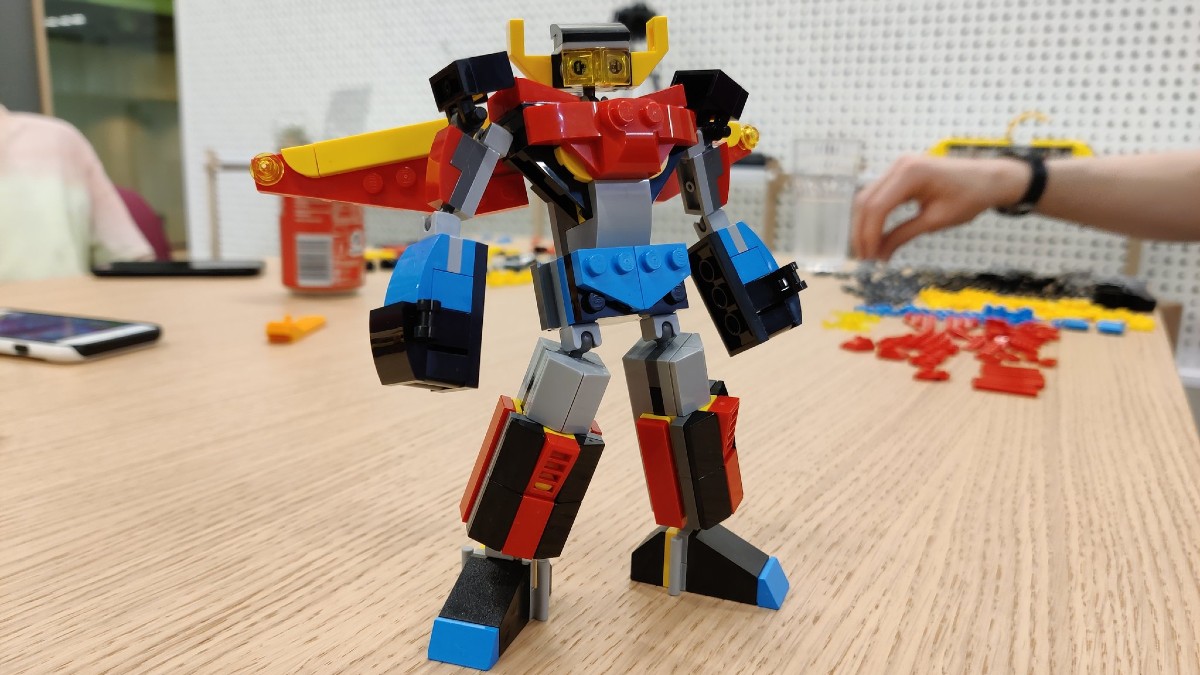 Hang out with LEGO designers for alternate builds for 31124 Super Robot