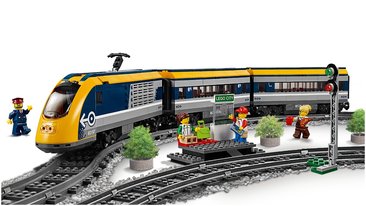 Five LEGO World Records you could try and break, and one to avoid