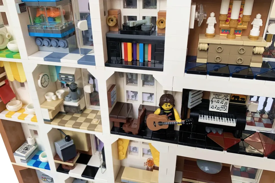 LEGO Ideas Fantozzi Takes The Bus On The Fly 6