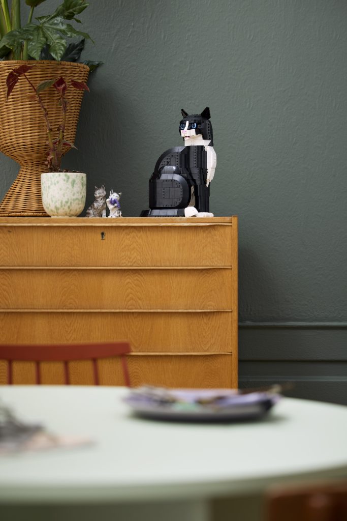 LEGO Ideas 21349 Tuxedo Cat 16 683x1024
