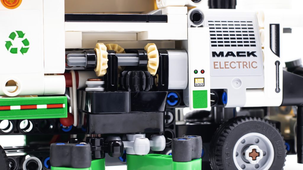 LEGO Technic 42167 Mack LR Electric Garbage Truck 27 1024x576