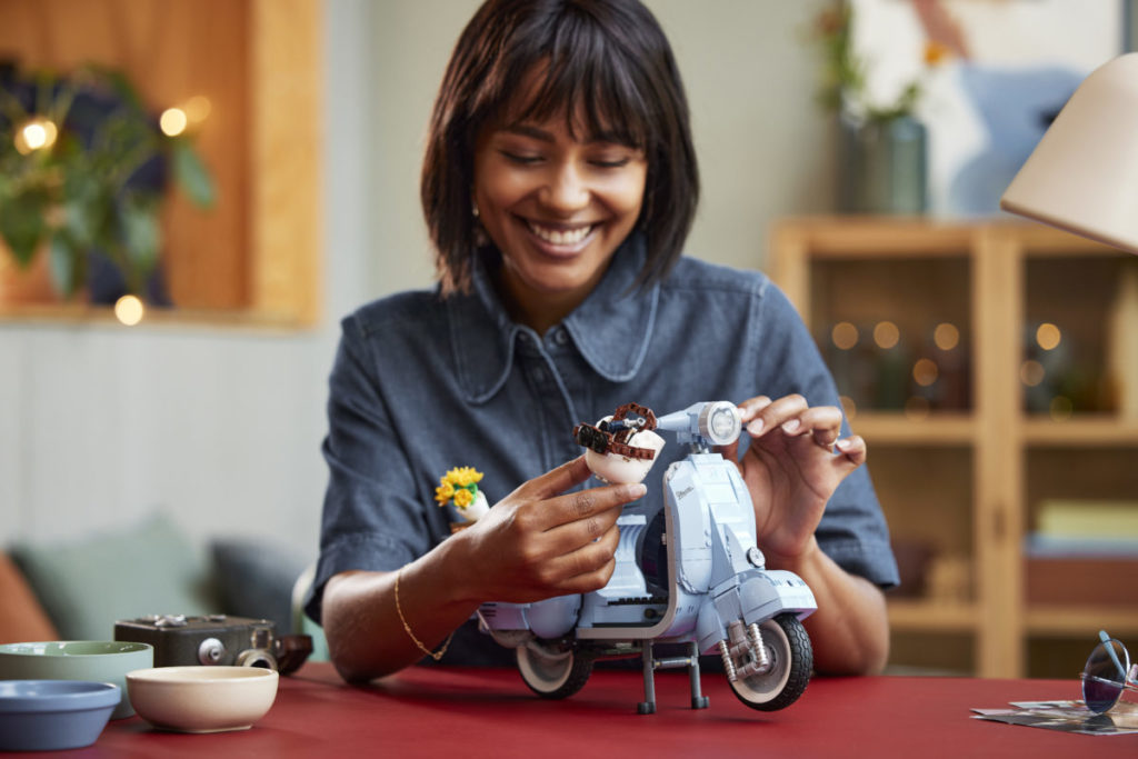 LEGO Creator Expert 10298 Vespa 125 scooter 13 1024x683