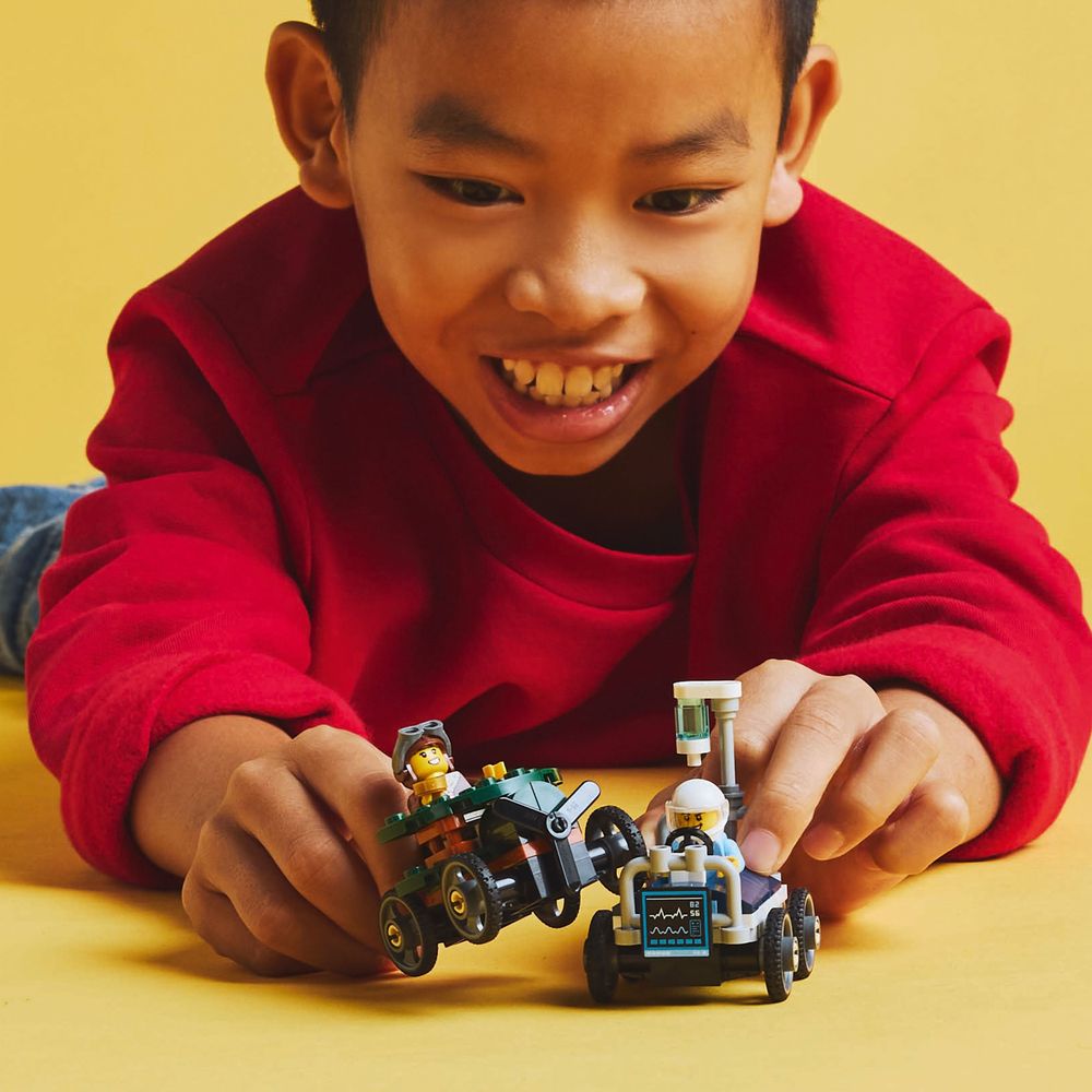 LEGO City 60459 Aeroplane vs. Hospital Bed 8