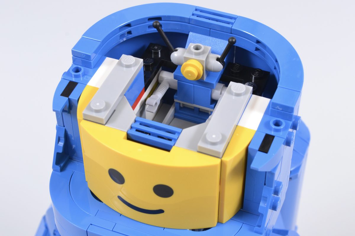 LEGO 40921 Up Scaled Blue Astronaut Minifigure 13 1200x800