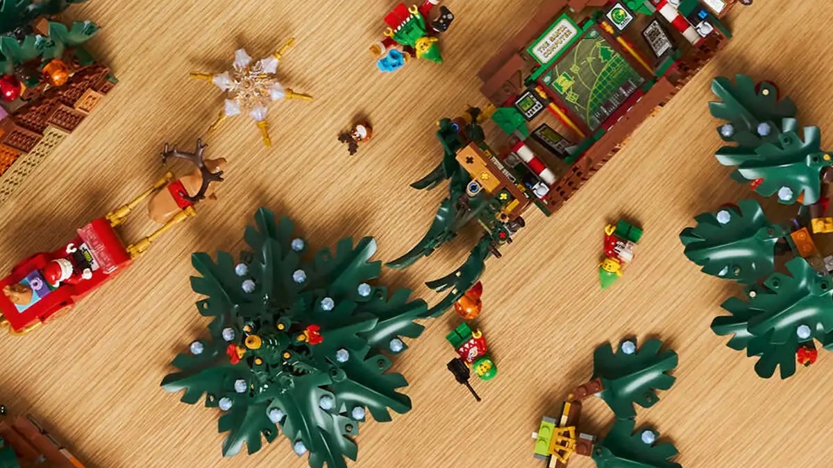 LEGO is celebrating Christmas with another new Classic Space astronaut colour