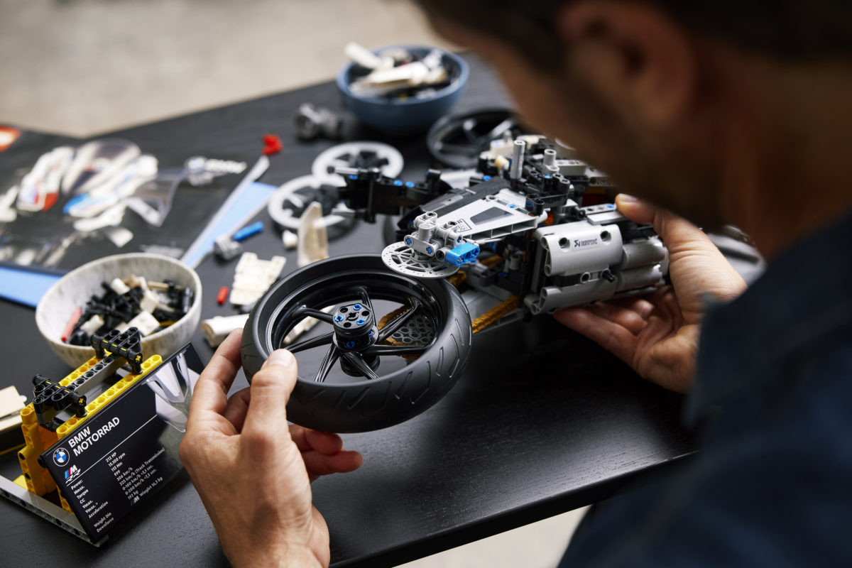 LEGO Technic 42130 BMW M 1000 RR 16