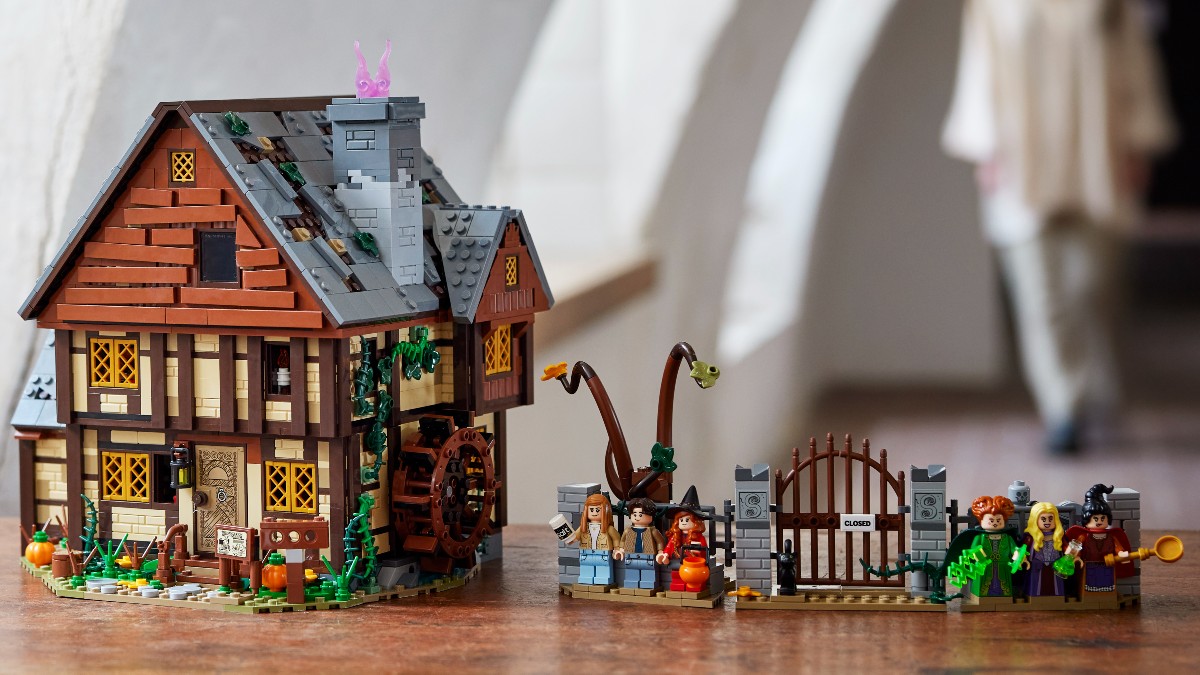 LEGO Ideas 21341 Hocus Pocus – The Sanderson Sisters Cottage lifestyle 5 featured